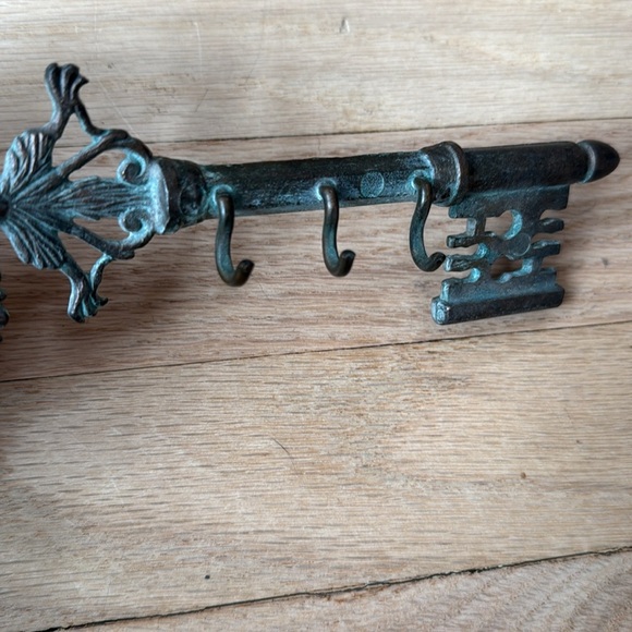 Vintage Brass Skelton Key Key Holder - Picture 3 of 3